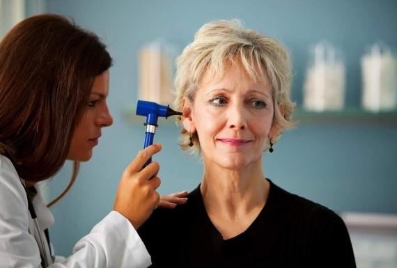 أمي تعاني من ضعف سمع شديد في الأذن اليسرى فما هو الحل؟