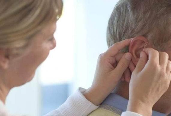 هل ضعف السمع قد يكون له علاقة بالخرف في المستقبل ؟